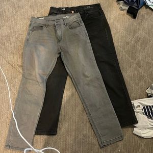 2 pairs of men’s mugsy jeans